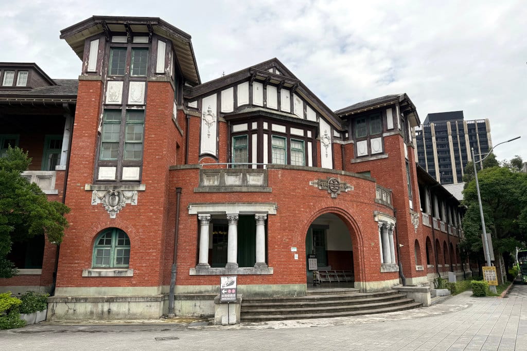 Historisches Gebäude auf dem Gelände der Taiwan Railway Administration in der Nähe des Stadttors in Beimen