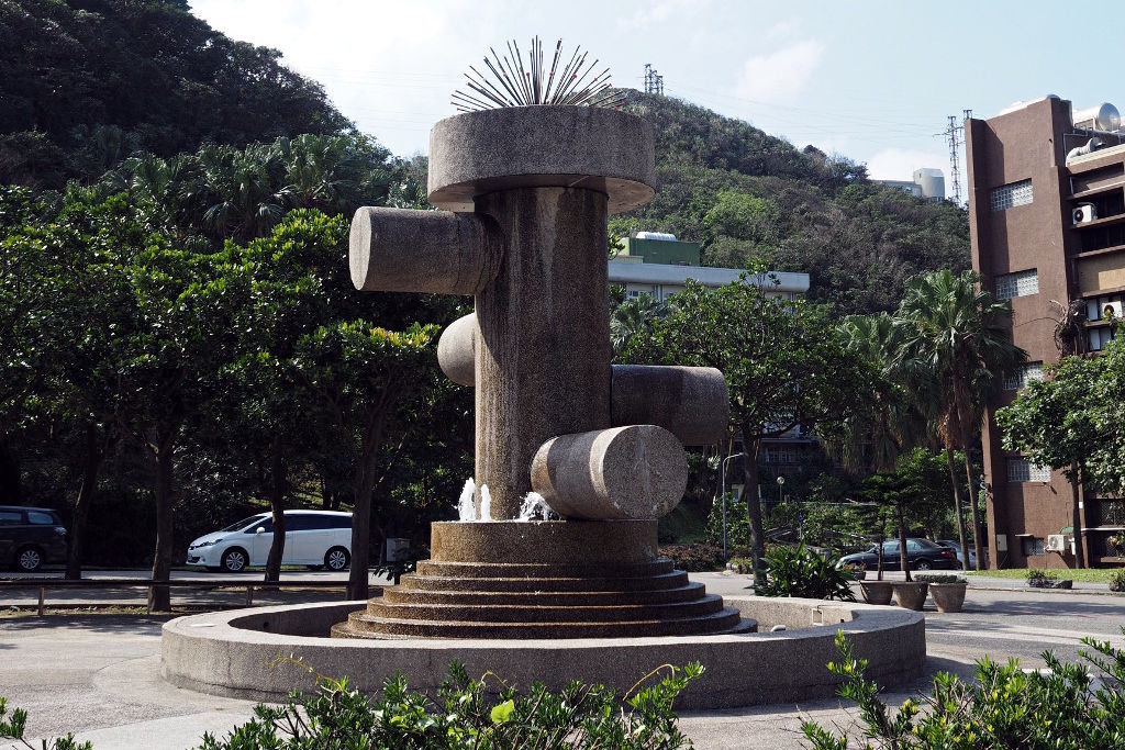 Skulptur auf dem Campus der Uni in Keelung