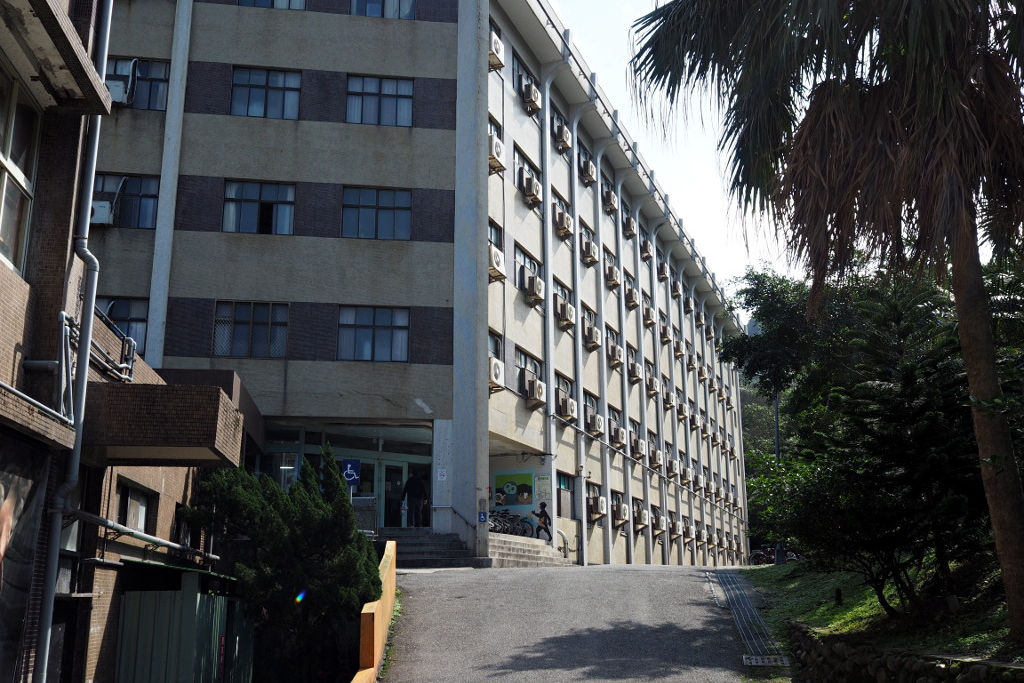 Gebäude auf dem Gelände der Uni wo der Wanderweg zum Gongziliao Fort startet