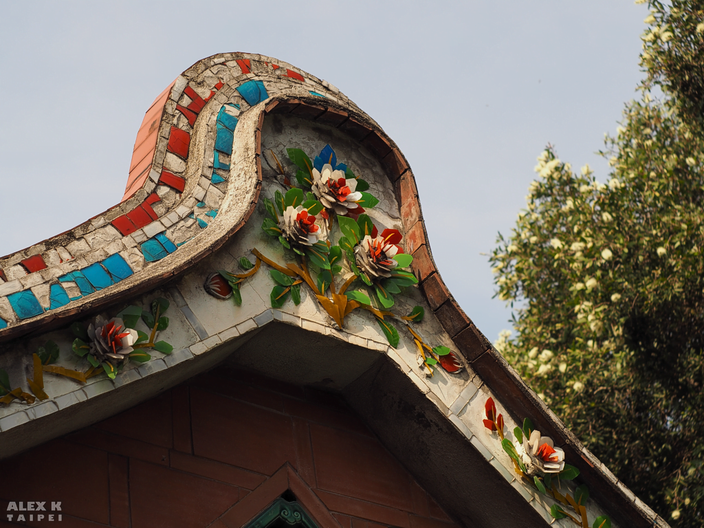 Flower ornaments on a temple roof in Taiwan. Photo taken with Carl Zeiss Jena Tessar 50mm f/2.8 lens.