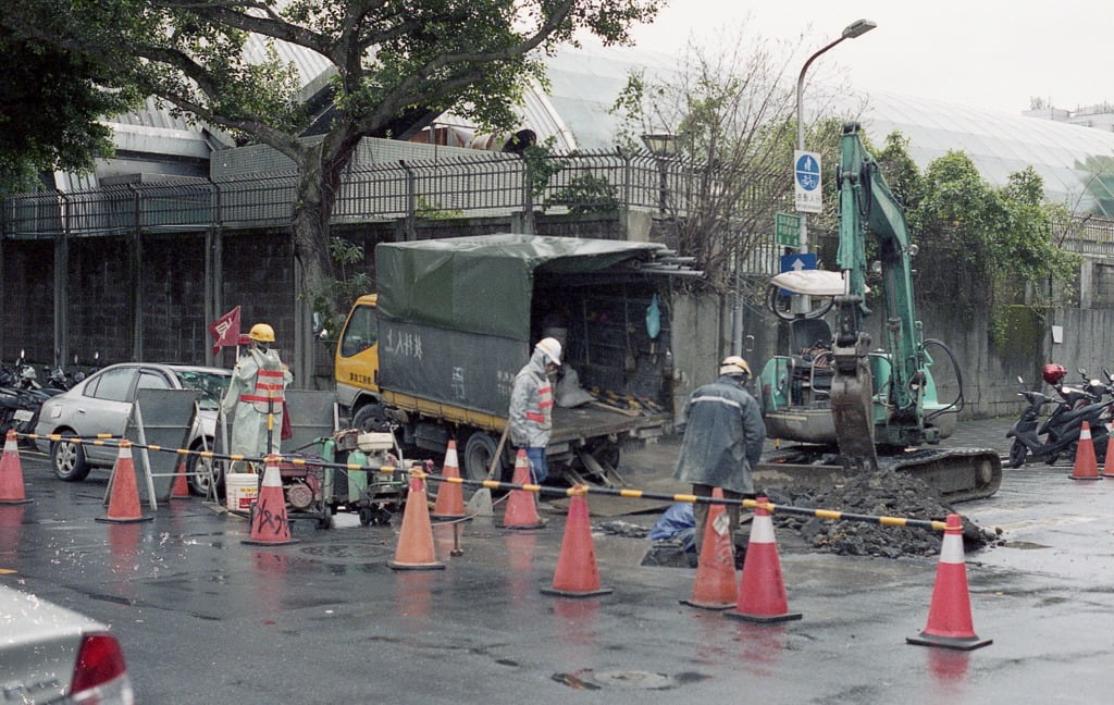 road construction in Taipei
Fujicolor Reala 500D