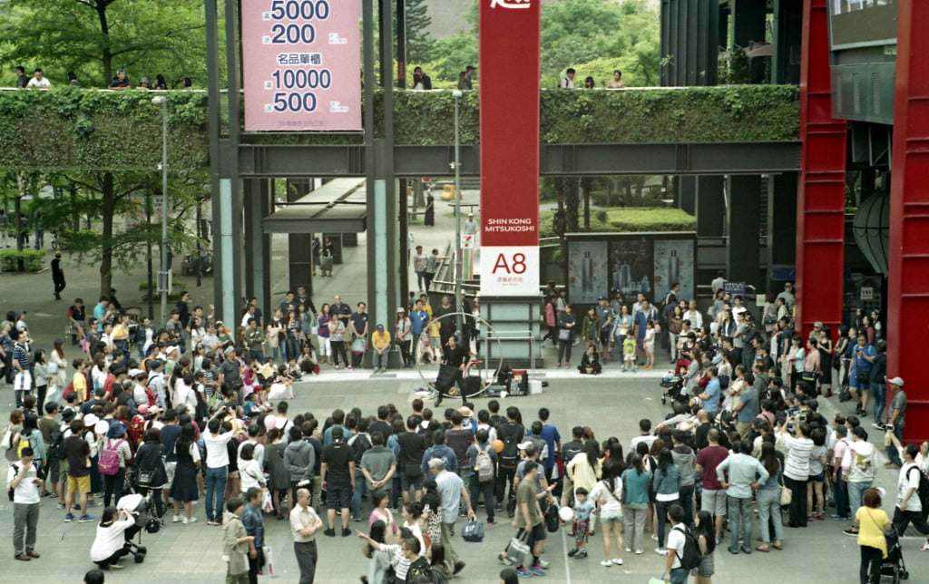 Street artist performs in the Chianti Avenue Plaza