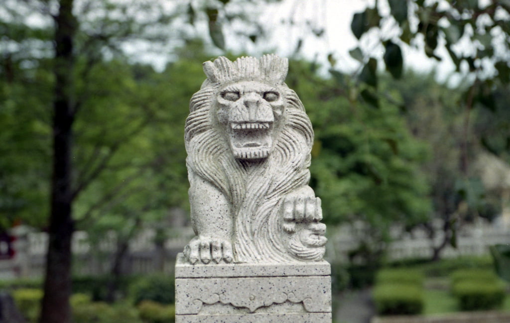 Lion sculpture at the Bamboo Mountain Temple in Linkou
