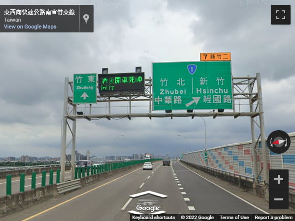 Road sign showing Zhudong and Hsinchu.