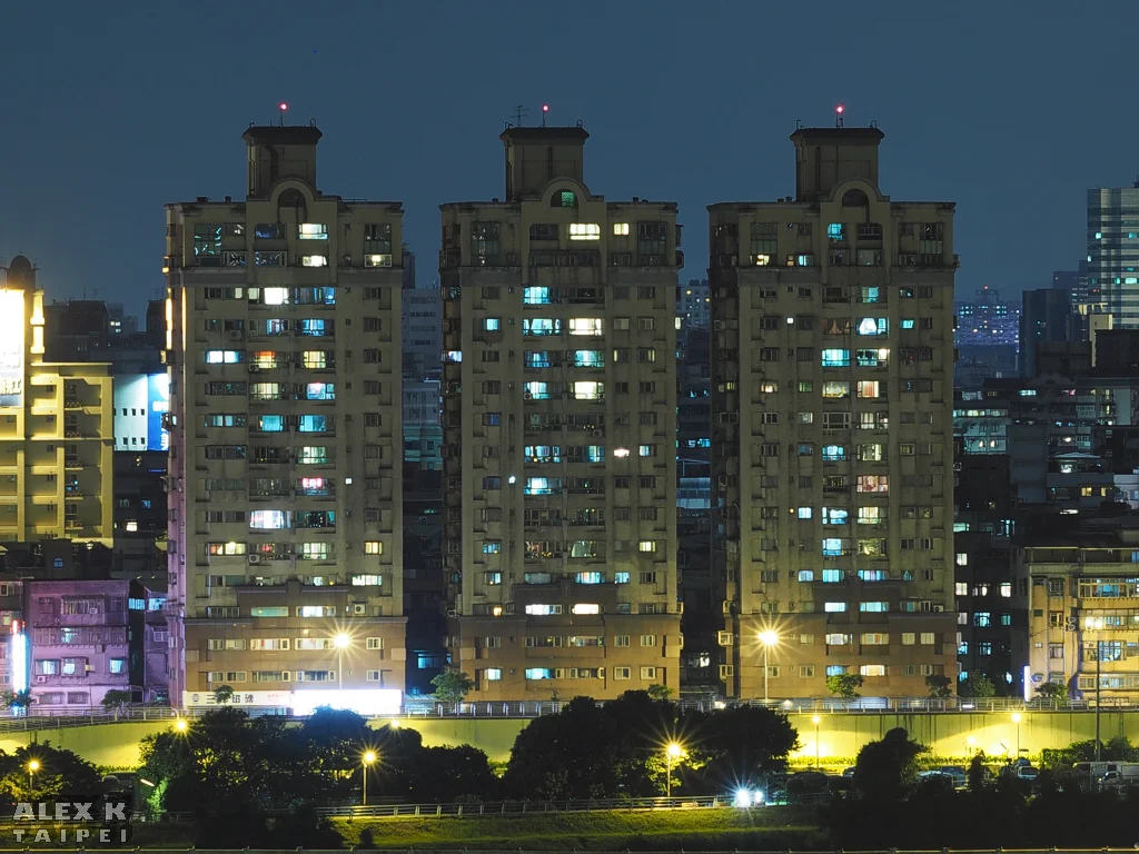 Apartmentblocks in Taipei at night