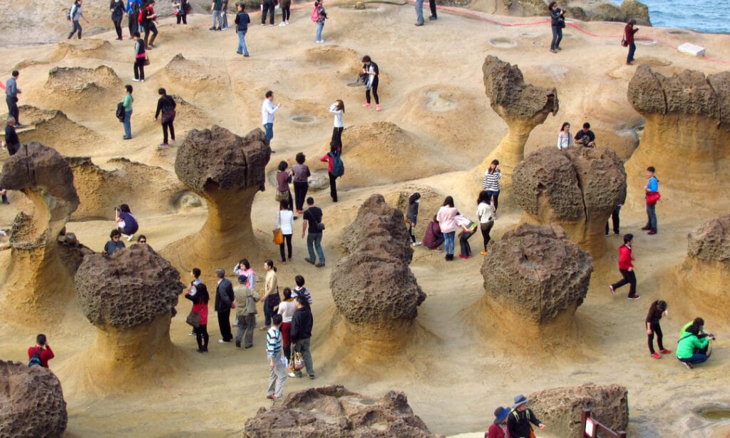 People in Yehliu Geopark Taiwan Kalender 2025